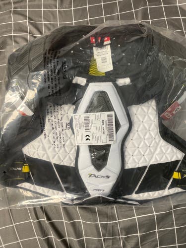 XL CCM Tacks Pro shoulder pads