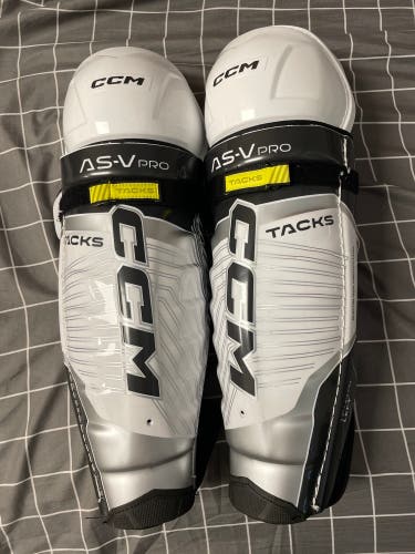 CCM Tacks AS-V Pro Shin pads