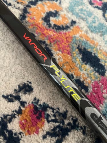 Senior Right Handed P28 Vapor FlyLite Hockey Stick