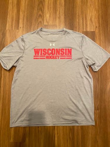 New Wisconsin Hockey Under Armour Team Issued Training Shirt Men’s Large Grey HeatGear Technology