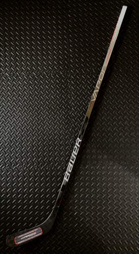 NEW Senior Right Hand | Bauer Vapor Hyperlite Hockey Stick | 77 Flex P28 Curve