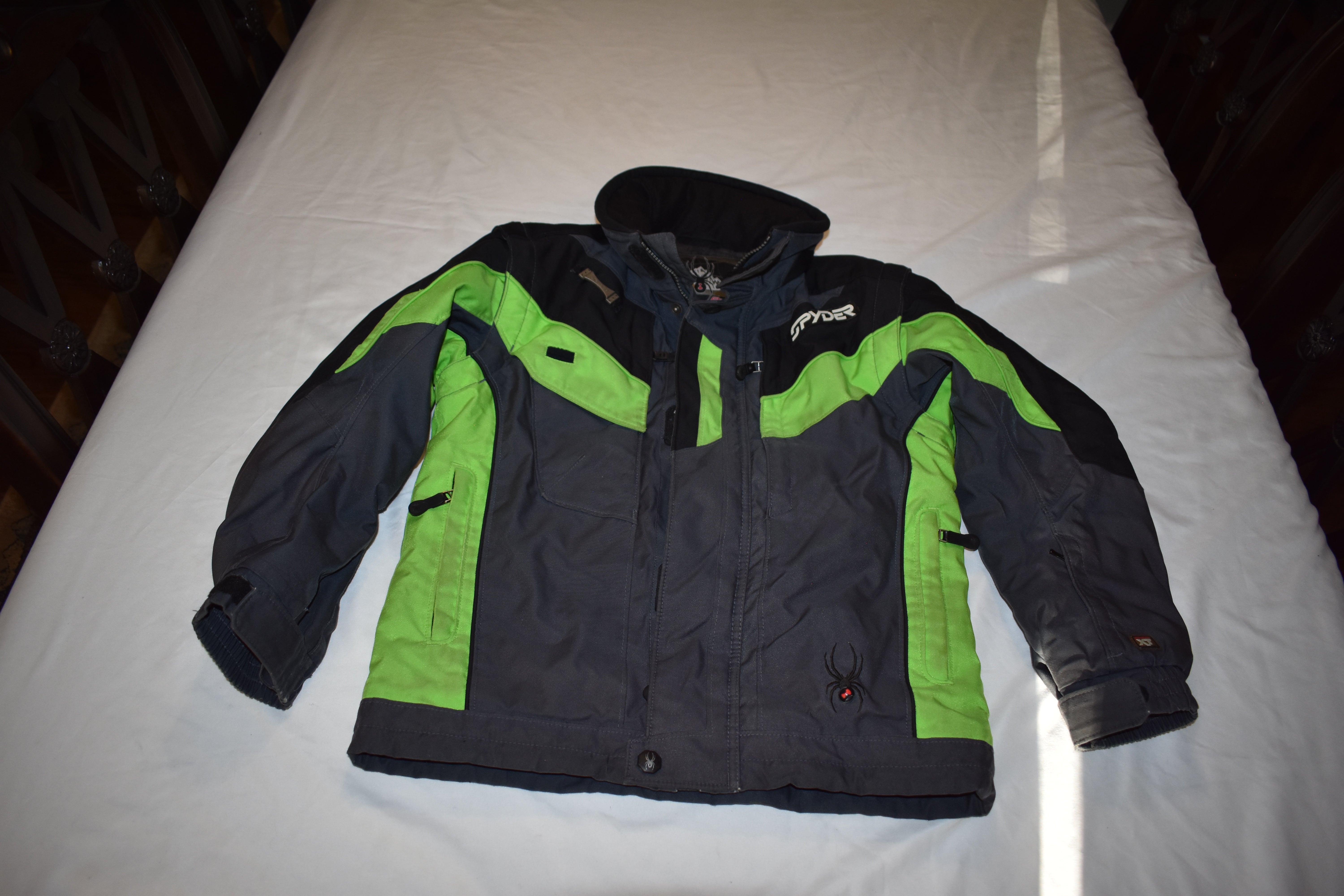 Kreek Geweldig Toezicht houden Spyder XT Pro Gear Thinsulate Winter Sports Jacket, Black/Green, Kids Size  12 | SidelineSwap