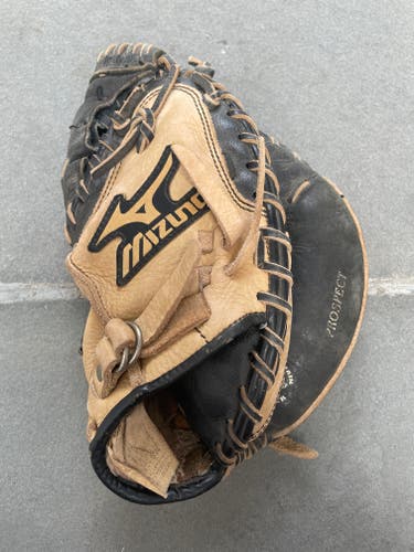 Used Mizuno Right Hand Throw Catcher's Prospect Baseball Glove 10.5"