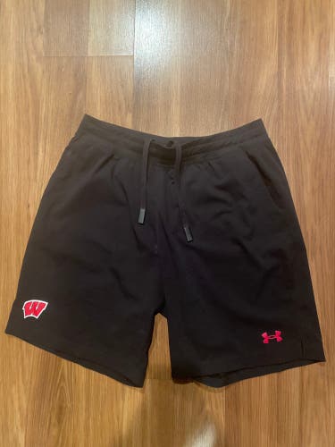 New Wisconsin Badgers Under Armour Team Issued Training Shorts Men’s Large Black HEATGEAR TECH