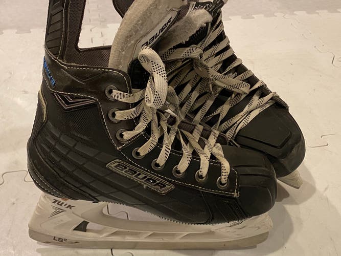 Junior Bauer Regular Width Size 4 Nexus 7000 Hockey Skates With Superfeet Inserts