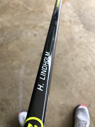 Senior Left Hand W28 Pro Stock Alpha DX Hockey Stick