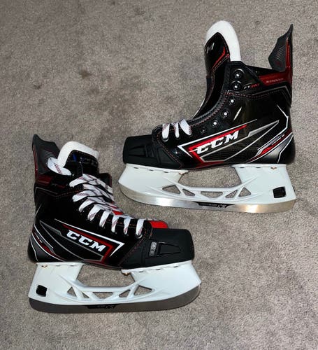 New CCM Regular Width  Size 5 JetSpeed FT490Hockey Skates