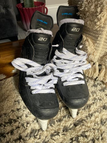 Senior Used True Pro Custom Hockey Skates Regular Width Pro Stock Size 9