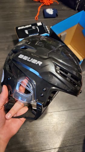 New Medium Bauer Re-Akt 95 Helmet