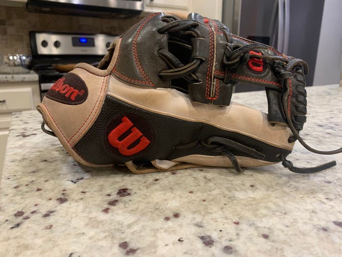 Used Right Hand Throw 11.75" A2000 Baseball Glove