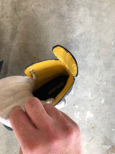 Used Bauer Regular Width Size 2.5 Supreme 160 Hockey Skates