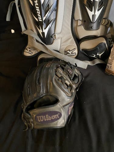 Right Hand Throw 11.5" A2000 1786 Baseball Glove