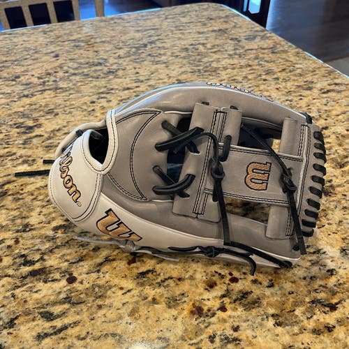 Brand New Without Tags 2022 Wilson A2000 H75 Fastpitch Softball Glove 11.75" WBW1004371175