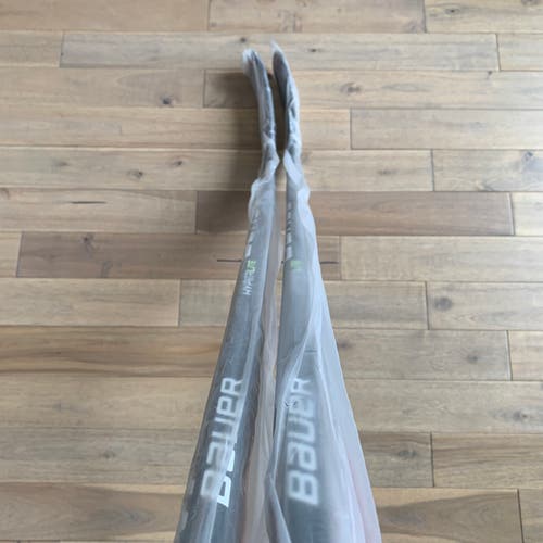 Senior Right Handed P92 77 Flex Vapor HyperLite Hockey Stick