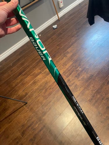 Senior Right Handed P28 Vapor Hyperlite Hockey Stick