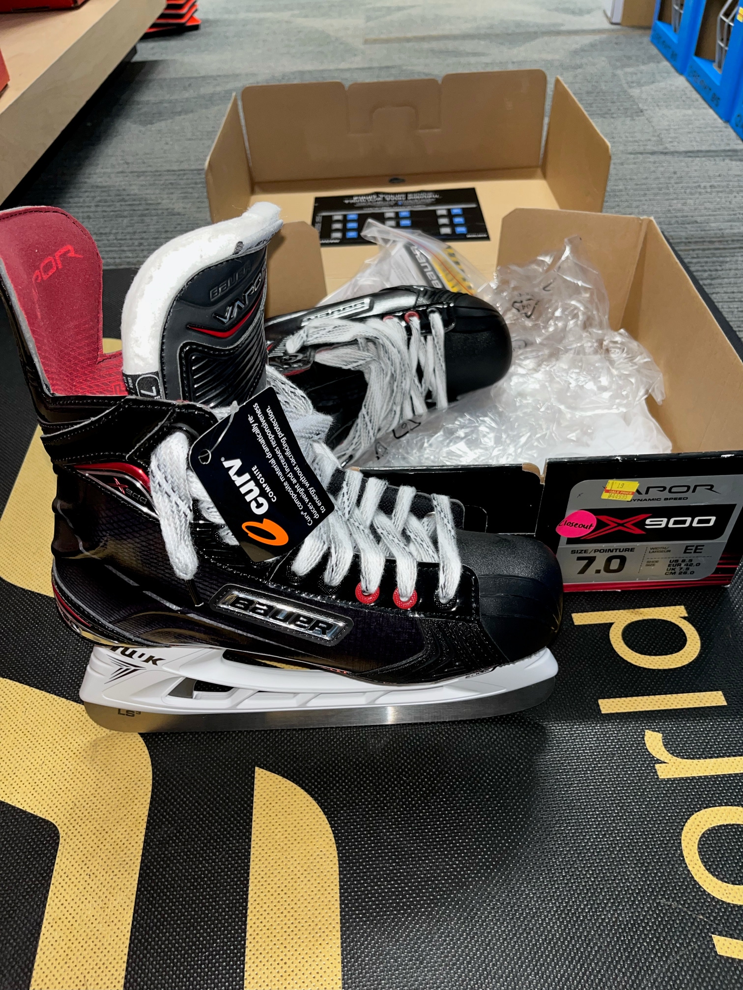 New Bauer Vapor X900 Hockey Skates Extra Wide Width
