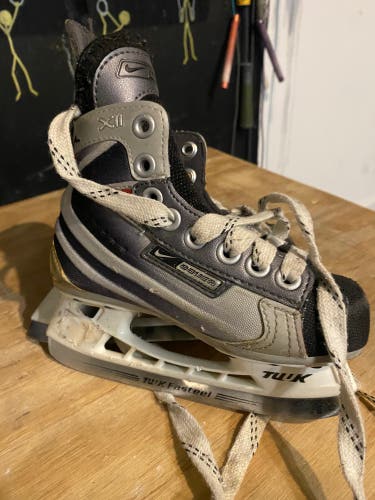 Used Bauer Size 10 Vapor XII Hockey Skates
