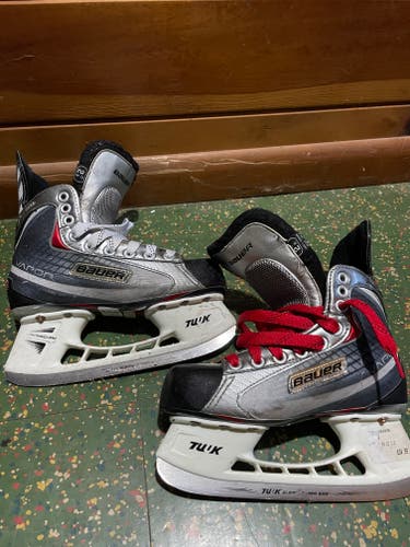 Youth Used Bauer Vapor Hockey Skates Size 2.5
