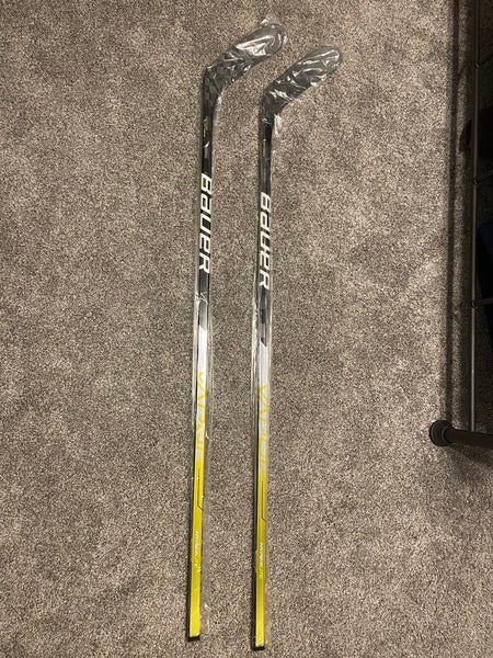 2 Senior Right Handed P28M Vapor Hyperlite Hockey Stick