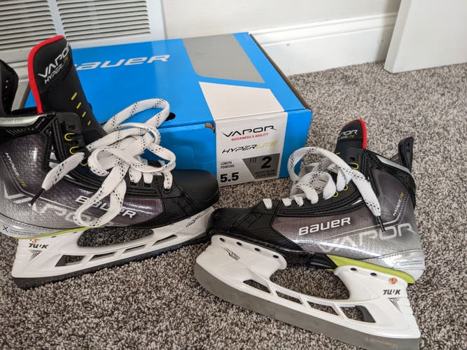 Intermediate New Bauer Vapor Hyperlite Hockey Skates Size 5.5 Fit 2 w/ TI Steel