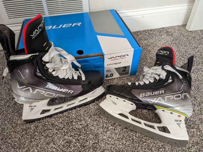 Intermediate New Bauer Vapor Hyperlite Hockey Skates Size 6.0 Fit 2 w/ TI Steel