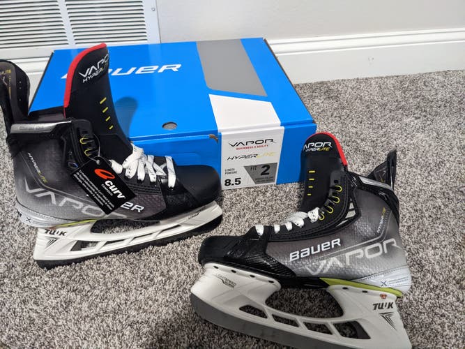 Senior New Bauer Vapor Hyperlite Hockey Skates Size 8.5 Fit 2 w/ TI Steel