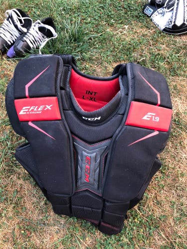 CCM Elex 1.9 goalie Intermediate chest and arm protector