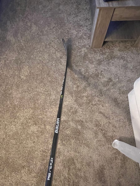 Senior Right Handed P92 70Flex Vapor Hyperlite Hockey Stick