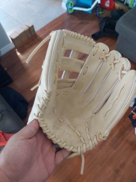 Used Marucci Right Hand Throw Outfield Ascension Baseball Glove 12.5"