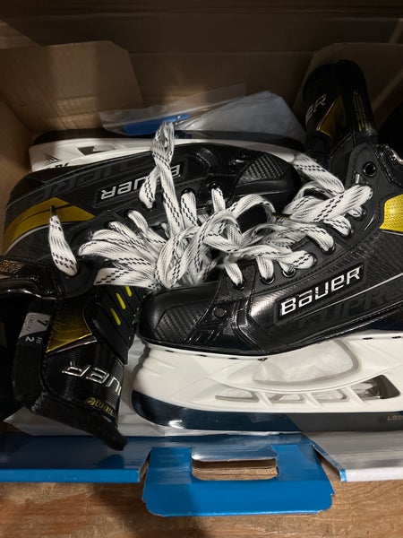 New Bauer Size 7 Supreme UltraSonic Hockey Skates