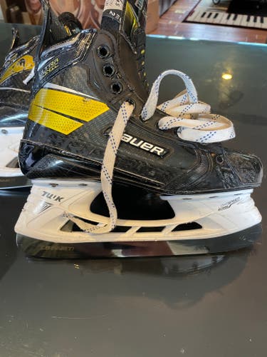 Intermediate Used Bauer Supreme UltraSonic Hockey Skates Size 4.5
