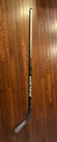 New Senior Bauer Right Handed Vapor Hyperlite Hockey Stick P28