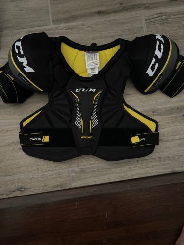 Junior Medium CCM Tacks 9040 Shoulder Pads
