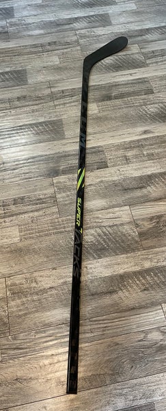 New! 70 Flex RH P28 CCM AS4 Pro Hockey Stick