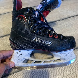 Used Bauer Regular Width Size 2.5 Vapor X700 Hockey Skates