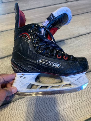 Used Bauer Regular Width Size 2.5 Vapor X700 Hockey Skates