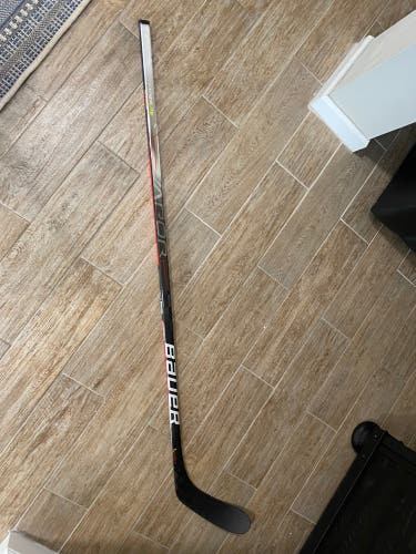 Intermediate Left Hand P28 Vapor Hyperlite Hockey Stick