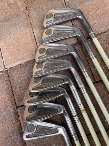 Ladies Wilson 1200LT Iron Set  8 Pc in right Handed