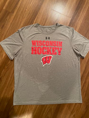 New Wisconsin Hockey Team Issued Under Armour Training Shirt Grey Men’s Large - HEAT GEAR Technology