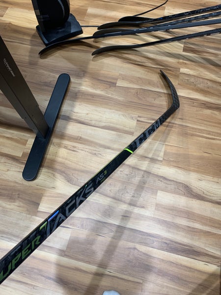 Intermediate Right Handed P28 Super Tacks AS3 Pro Hockey Stick