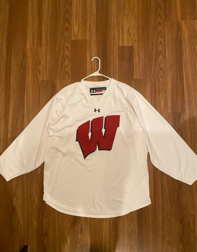 New Wisconsin Hockey Official Team Issued Under Armour Practice Jersey Men’s Large