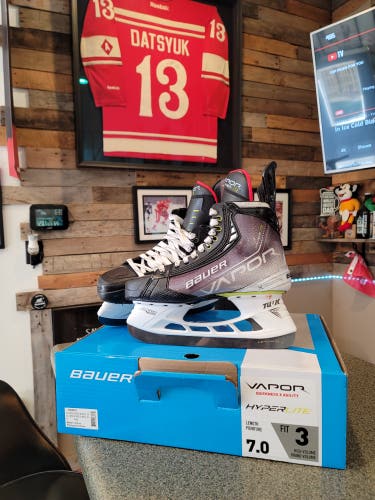 Used Bauer Vapor Hyperlite Hockey Skates