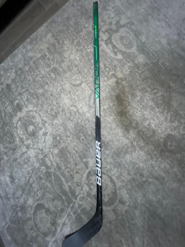 Intermediate Right Handed P92M Pro Stock Vapor Hyperlite Hockey Stick
