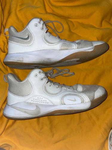 Men's Size 12 (Women's 13) Nike Shoes