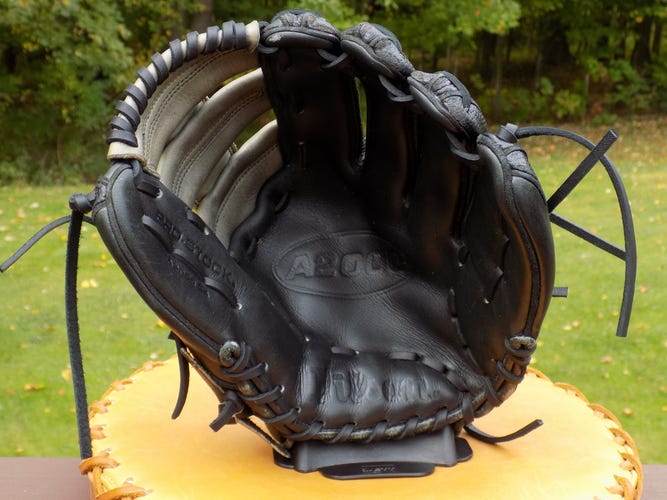 Used Wilson Right Hand Throw Infield A2000 Baseball Glove 11.5"