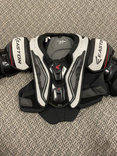 Easton Synergy 80 Senior Large shoulder pads