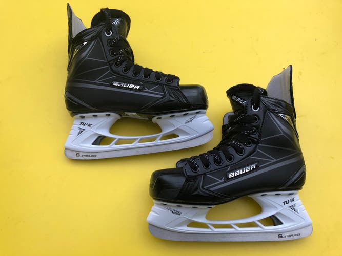 Junior New Bauer Supreme 160 Hockey Skates Regular Width Size 4
