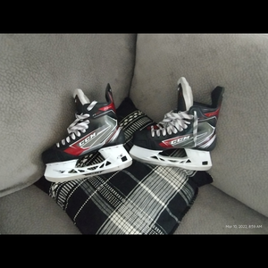 Senior New CCM JetSpeed FT460 Hockey Skates Regular Width Size 7