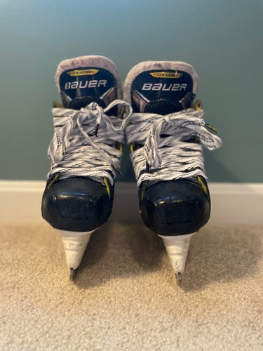 Junior Used Bauer Supreme 3S Hockey Skates Regular Width Size 2