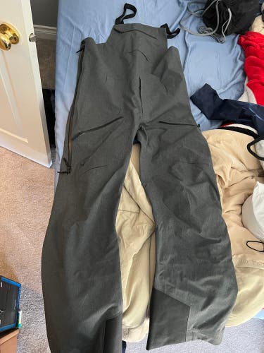 Arcteryx goretex micon bib skipant. Size m